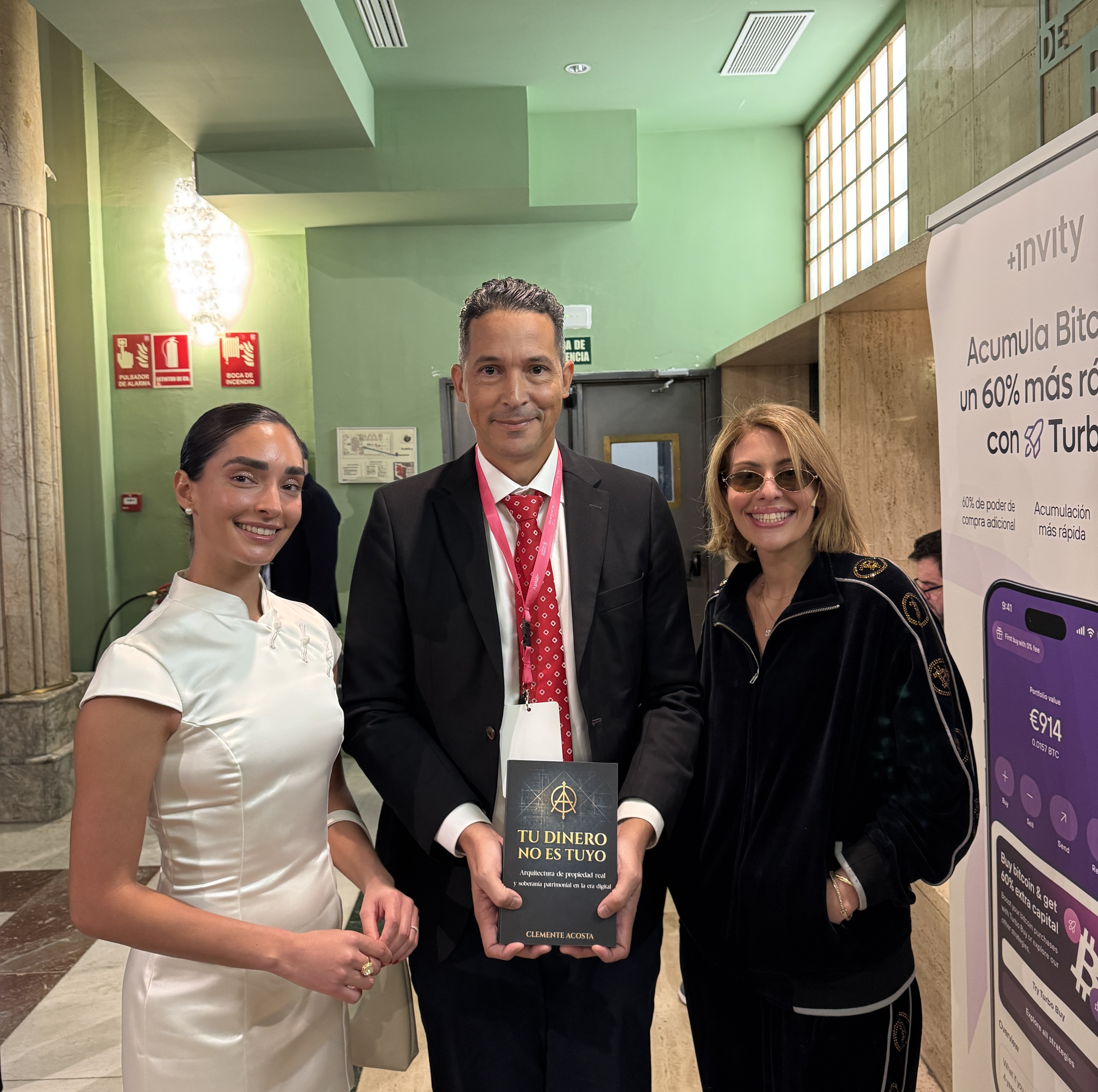 Clemente Acosta sosteniendo su libro Tu Dinero No Es Tuyo durante MadBitcoin Summit 2026
