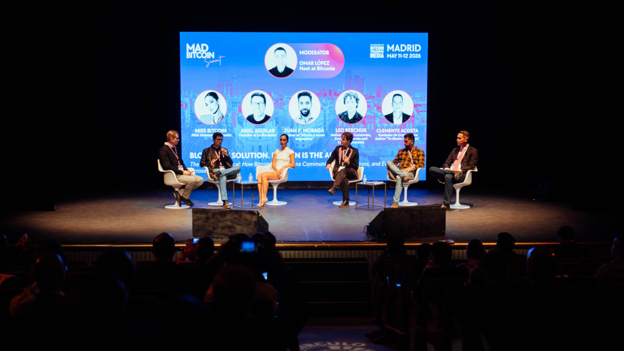 Panel de MadBitcoin Summit 2026 en Madrid, con los participantes en el escenario y el público en el auditorio